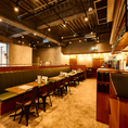 【少人数から団体まで対応可能】4名掛けのテーブル席を多数完備。少人数のプライベート飲みから、団体での宴会まで幅広く対応可能です。貸切もOKなので、パーティーや歓送迎会にも◎