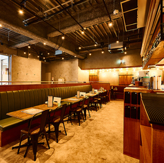 【少人数から団体まで対応可能】4名掛けのテーブル席を多数完備。少人数のプライベート飲みから、団体での宴会まで幅広く対応可能です。貸切もOKなので、パーティーや歓送迎会にも◎