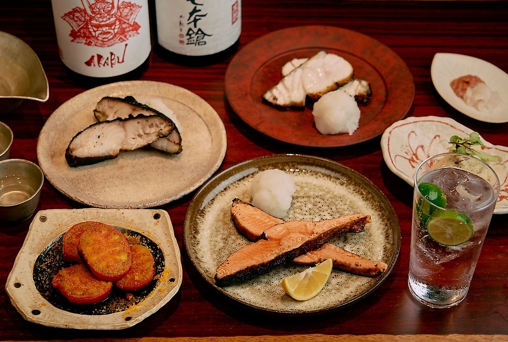 お酒に合うこだわりの料理を揃えています。新鮮な素材を活かしたメニューをお楽しみいただけますよ。