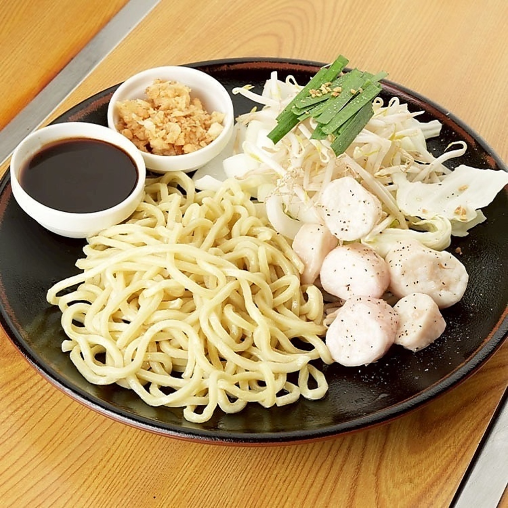 懐かしい雰囲気の店内とカジュアルさが同居する空間で、韓国料理やもんじゃ焼き料理を堪能できます◎