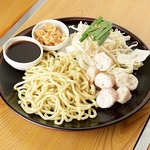 懐かしい雰囲気の店内とカジュアルさが同居する空間で、韓国料理やもんじゃ焼き料理を堪能できます◎