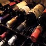 【種類豊富なワイン】各地から厳選した約80～100種類を取り揃え！ワイン好きにはたまらない空間…