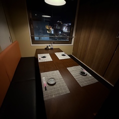 ゆったりとした造りの6名様個室は、ご家族や職場仲間とのお食事に最適。完全個室なので、周囲を気にせず会話を楽しめます。九州の郷土料理と豊富な焼酎を囲みながら、特別な時間をお過ごしください。上品で落ち着いた雰囲気が人気です。