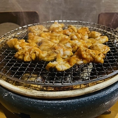 お酒が進む！ホルモン焼きも当店名物です♪の写真