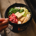 すき焼きは、鹿児島県産の最高級黒毛和牛を、2種類の醤油と鹿児島県産の島ザラメをブレンドした秘伝の割下で仕上げております。