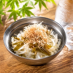 茎めかぶと玉ねぎのサラダ