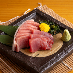 【本マグロの断面刺し】一皿で複数の部位が楽しめる!