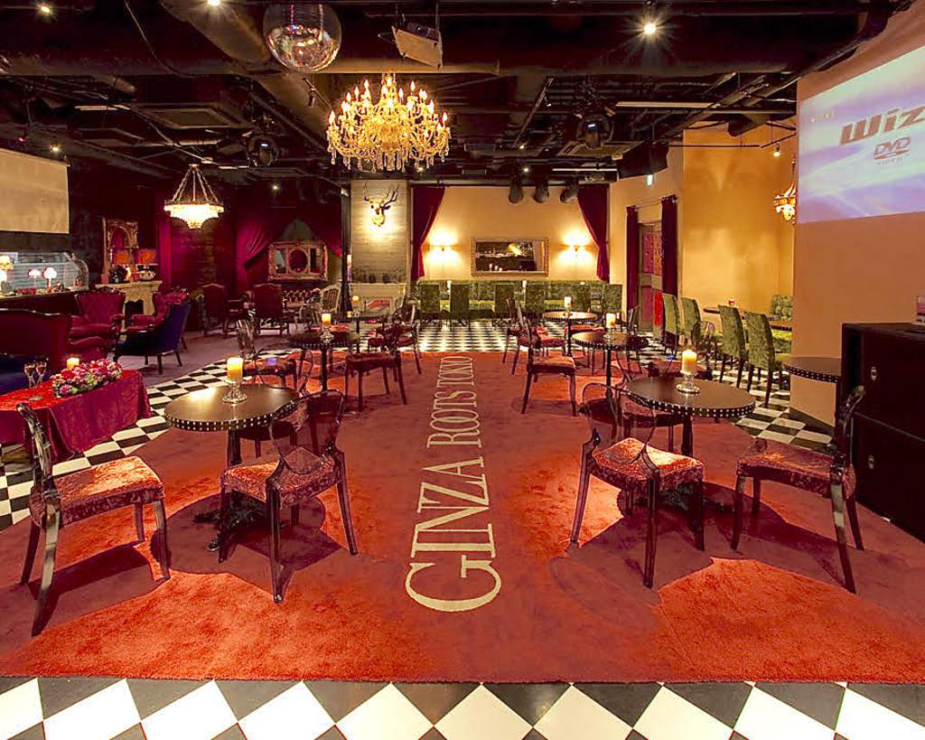 シャンデリアとレッドカーペットがゲストをお出迎え♪