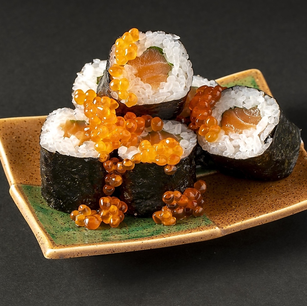 脂の乗ったサーモンと自家製醤油で漬け込んだいくらを使用した、贅沢な巻物。税込979円