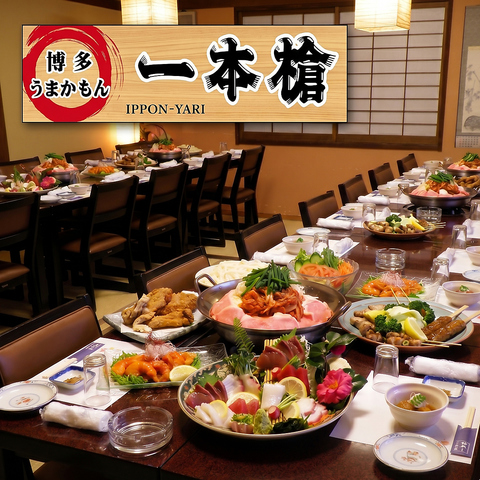 昭和レトロ店内で、海老入り鉄板ギョーザや和牛もつ唐揚げを楽しめる居酒屋