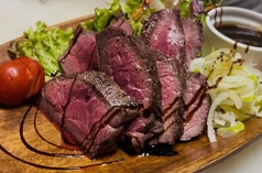 自慢の赤身ステーキ。最高の状態で丁寧に焼き上げてます