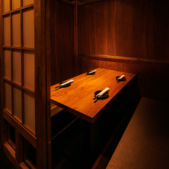 2～4名様向け個室！肩肘張らずにリラックスできる空間は、女子会や友人との宴会、仕事終わりの飲み会など、様々なシーンに使い勝手抜群！ワイワイ盛り上がるひとときにもピッタリな個室空間です！