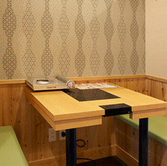 【1階/半個室テーブル席】4名様までご利用可能なテーブル席です♪お席の間には仕切りがあるため、他のお客様の視線を気にすることなくお食事をお楽しみいただけます◎ご家族やご友人との少人数での集まりや、ちょっとした飲み会などに使い勝手の良いプライベート感のある空間となっております！