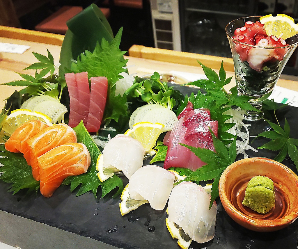 お刺身盛合せも季節によって盛り付けいろいろ