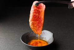 名物「焼きすき」は網で3秒の写真