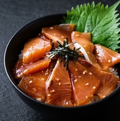 普段使いに最適！本マグロ丼やブリ漬け丼など全８種類の単品海鮮丼や、ボリューム満点の刺身定食もご用意の写真
