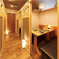 店内に入ると隠れ家のような寛ぎの個室空間が広がります