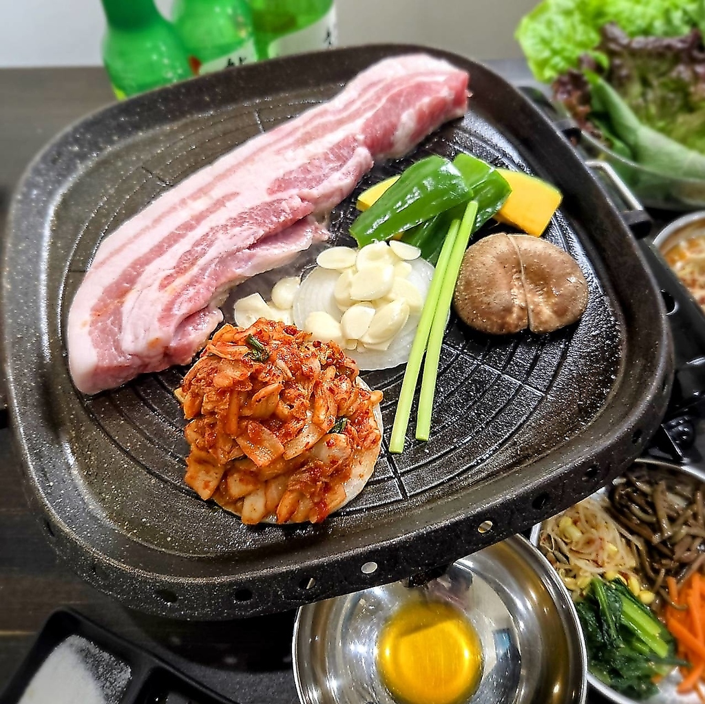 サムギョプサルはジューシーな豚肉を薬味と一緒にサンチュで巻いて食べることでヤミツキの味わいに☆