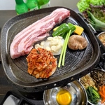 サムギョプサルはジューシーな豚肉を薬味と一緒にサンチュで巻いて食べることでヤミツキの味わいに☆