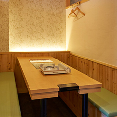 【1階/半個室テーブル席】ゆったりとお座りいただける8名様掛のテーブル席です◎落ち着いた雰囲気の店内は、ワンランク上の特別なお食事を堪能するのにぴったり！贅沢な蟹料理や美味しいお酒を味わいながら、周りを気にせず皆様で和やかで楽しいひとときを心ゆくまでお過ごしください♪