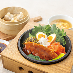 熱々の石焼の「ルーロー飯」などの石焼炒飯も人気です