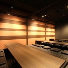 【掘りごたつ個室:48名様×1部屋】大規模宴会に最適!明るく開放的な空間で一体感を。足を伸ばしてくつろげるため、仕事終わりの飲み会でも疲れを感じさせません。明るく開放的な空間で、部署の垣根を越えた交流や旧友との思い出話に花を咲かせてみてはいかがでしょうか。