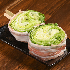 博多豚バラ野菜巻き串！おすすめはレタス巻きの写真