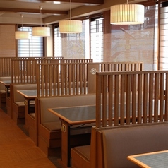 広々とした店内落ち着いたテーブル席です。人数に応じてお席をご用意いたします。※店舗により部屋の配置・席数が異なる場合がございます