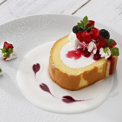 4種ベリーのデコレーションロールケーキ