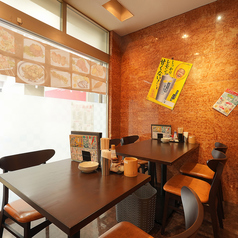 店内には、ゆったりと会話を楽しめる2名席が4卓ございます。駅近の立地で、仕事帰りにふらっと立ち寄りやすいのが嬉しいポイント。落ち着いた雰囲気の中で、炭火料理や海鮮をゆっくり味わえる使い勝手の良いお席です。友人同士の軽い食事やお一人さまの利用にもぴったりな、くつろぎの空間となっています。