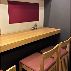 カウンター2名席が3つ4ございます。お一人様でも少人数のお客様でも、気軽にお立ち寄りいただけるよう、ゆったりとした造りになっています◎人気のお席のため、ぜひお早めにご来店ください！