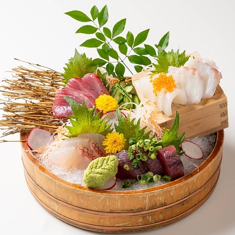 和とモダンの融合した空間に彩りを添えてくれる島食材どうぞ心ゆくまでご堪能ください