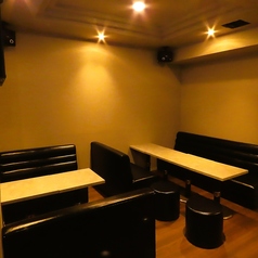 【ソファ7名席×1】グループでの宴会や、盛り上がりたい夜にグループでのご来店や2次会利用などにぴったりのお席。7人でテーブルを囲みながら歓談、その日一番の盛り上がりと笑顔が生まれること間違いありません。