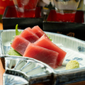 料理メニュー写真 マグロ刺し/ホタテ刺し/カツオたたき