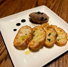 濃密なうまみの鶏レバーのパテ ~メルバトースト添え~