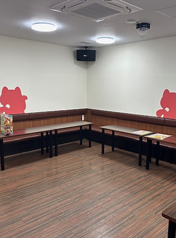【各種パーティーにぴったり】最大30名様で利用できるパーティールームも完備！大人数パーティーも大歓迎となっております♪24時間いつでも歌えるので様々なシーンに最適です♪