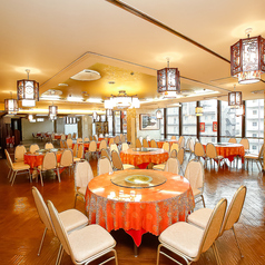 【南京上海の間】円卓を囲んで楽しむ歓談のひとときは、中華ならではのご宴会＆お食事シーン。多数の円卓テーブル空間をご用意しておりますので、人数に合わせた空間をお選びください。