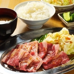 【1階×ランチ】行列のできるランチタイムは全てのメニューにサラダ、ライス、スープが付いて780円～