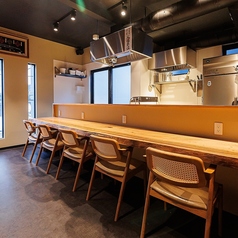 カウンター席はお一人様にも最適で、シェフの技を間近に感じながら、心ゆくまで料理を堪能できます。新鮮な食材が生み出す旨味を、大切な時間と共に味わってみてください。特別なひとときを提供する、魅力的な空間が広がっています。