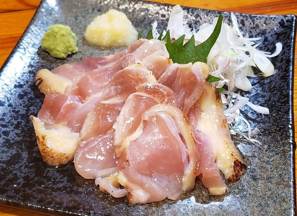 もう一つの名物鶏タタキ。お酒のアテにぴったり！