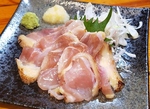 もう一つの名物鶏タタキ。お酒のアテにぴったり！
