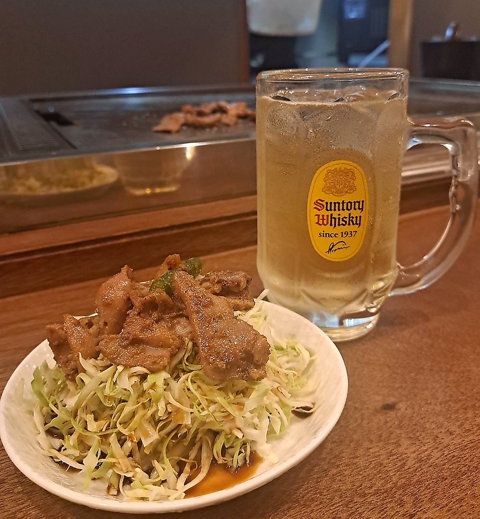 熱々の鉄板で焼いたホルモンは、格別のおいしさ♪ドリンクとの相性も抜群です！ぜひご堪能ください！