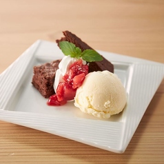 チョコブラウニー&バニラアイス ~苺ソース添え~