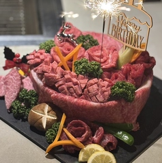 サプライズ 肉ケーキ