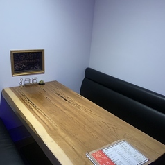 当店のソファーテーブルは6名掛けが2席あり、3名様からご利用いただけます。ブラインドカーテンで仕切られた個室感覚の空間は、プライベート感を大切にしたい方にもぴったりです。女子会や友人との集まりに最適なオシャレで落ち着いた雰囲気の中、楽しいひとときをお過ごしいただけます。