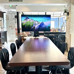 8名様テーブルは会議やお打ち合わせのご利用にも。