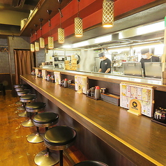 1階カウンター席■『焼きあがる餃子の香り』『鍋を振るう中華のライブ感』大阪/京橋/餃子/中華/飲み放題/ビール/ディナー/貸切