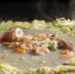 お客様の目の前でスタッフが焼き上げる、出来たてでアッツアツの美味しいもんじゃをご堪能ください◎