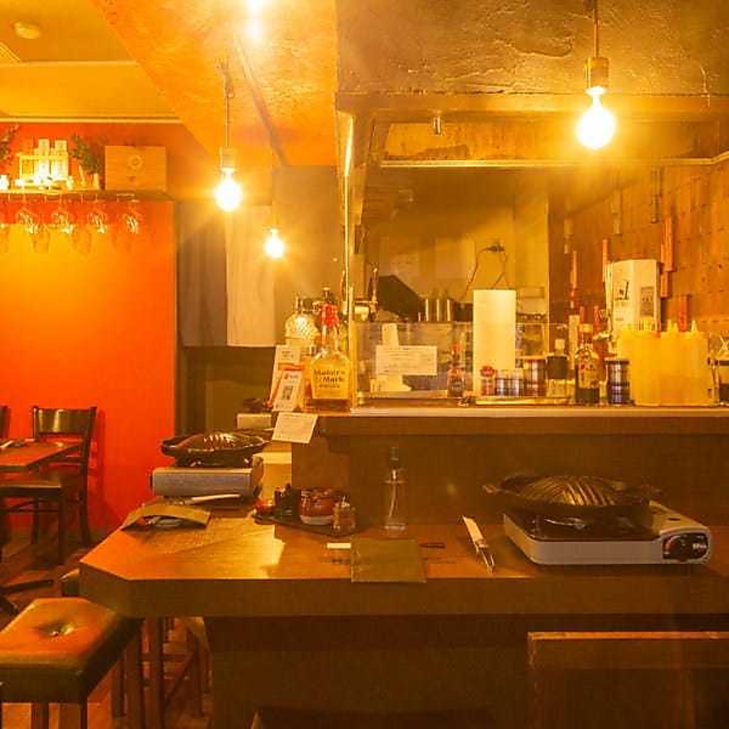 カウンター席がございますので、お一人様でも気軽にご利用いただけます。お仕事終わりのサク飲みに◎