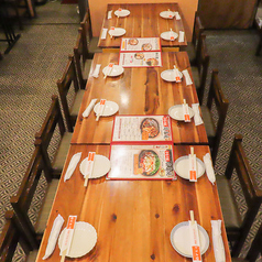 10名様の宴会にもぴったりな広々空間が魅力の当店。落ち着いた雰囲気のテーブル席や半個室もご用意しており、気の合う仲間との集まりや家族での食事会にも最適です。